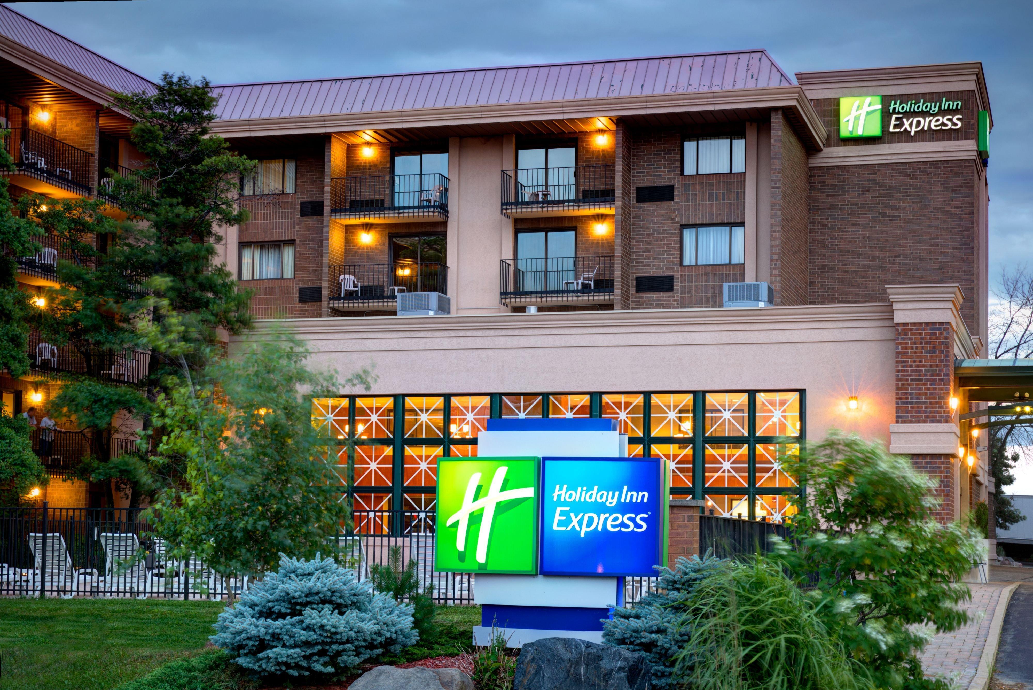 Holiday Inn Express Schaumburg-Rolling Meadows, An Ihg Hotel Exterior photo